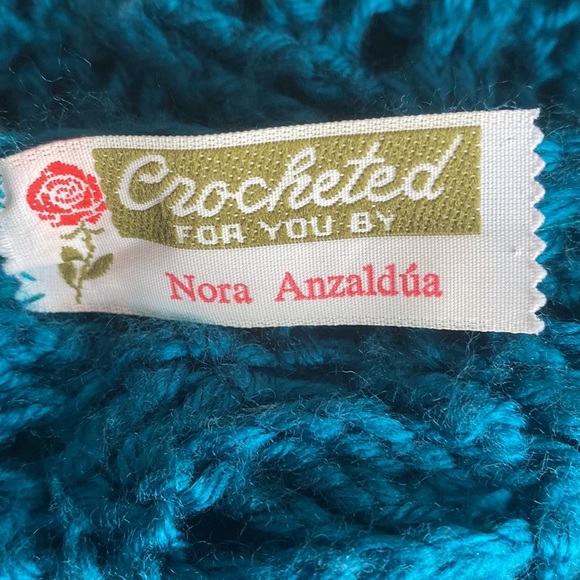 The Perfect Vintage Crocheted 🧶 Long Sleeve Sweater - Picture 3 of 3